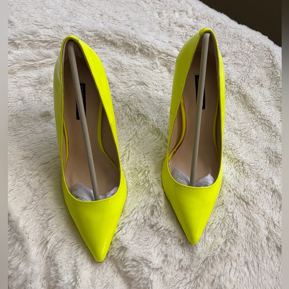 Neon Yellow Shoemint Pumps - Picture 11 of 16